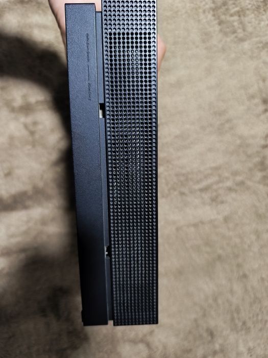 Vând Xbox one X 1tb 1 controller