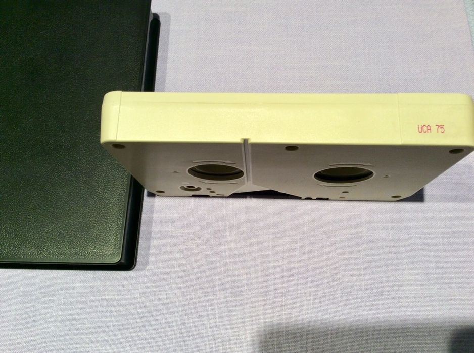 кино - видео - касета - с размери 13,5 см /  22 см  / 3 см