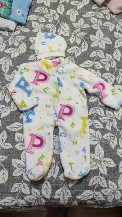 Комбенизончики, курточка и жилетка на девочку от рождения до 9 месяцев