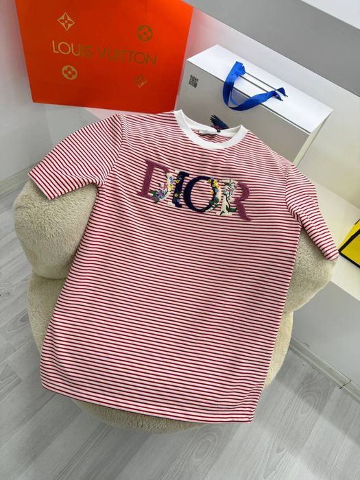 Продавам дамски тениски топ качество