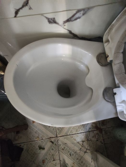 Унитаз безободковый с бачком