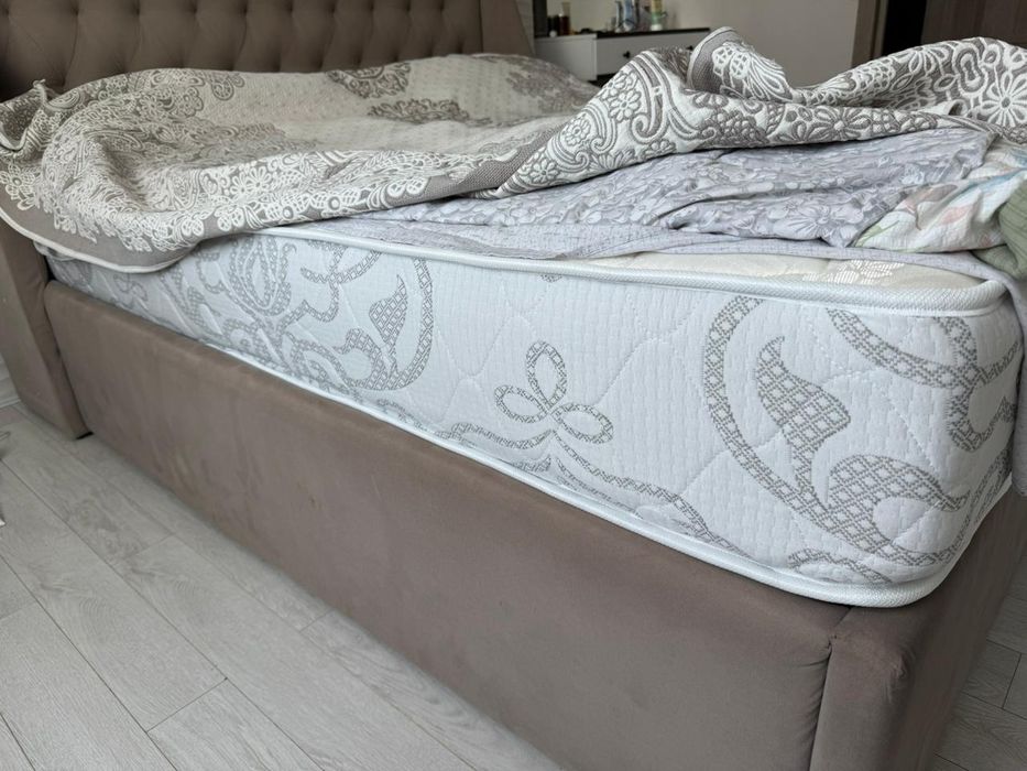 Кровать спальная