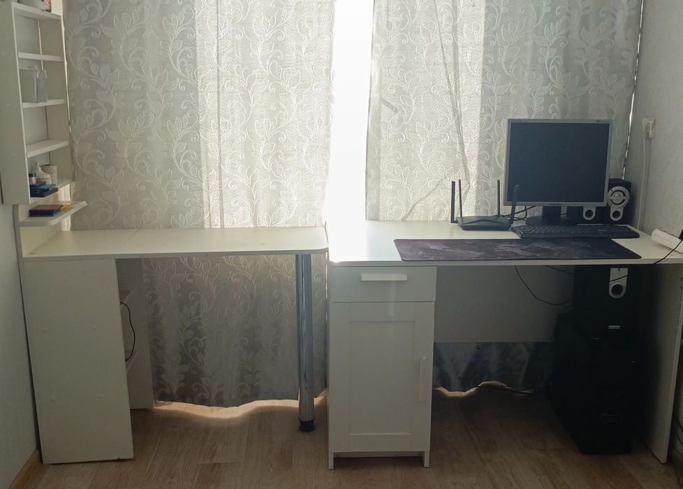 Продам 2 стола , маникюрный и компьютерный !