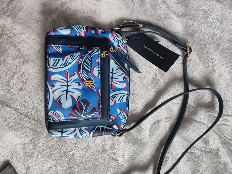 Tommy Hilfiger малка чанта през рамо, с 3 отделения, нова с етикет