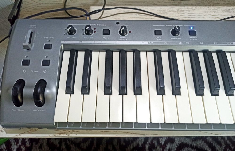 M-Audio KeyStudio 49I midi klavish sotiladi