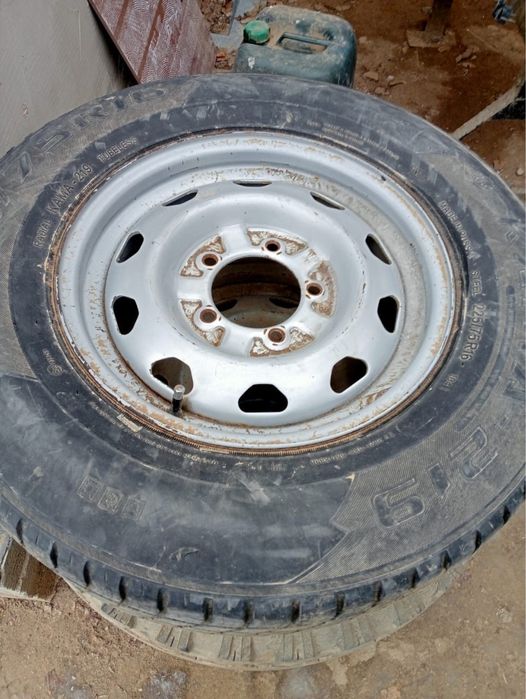 Диск и покрышка Уаз