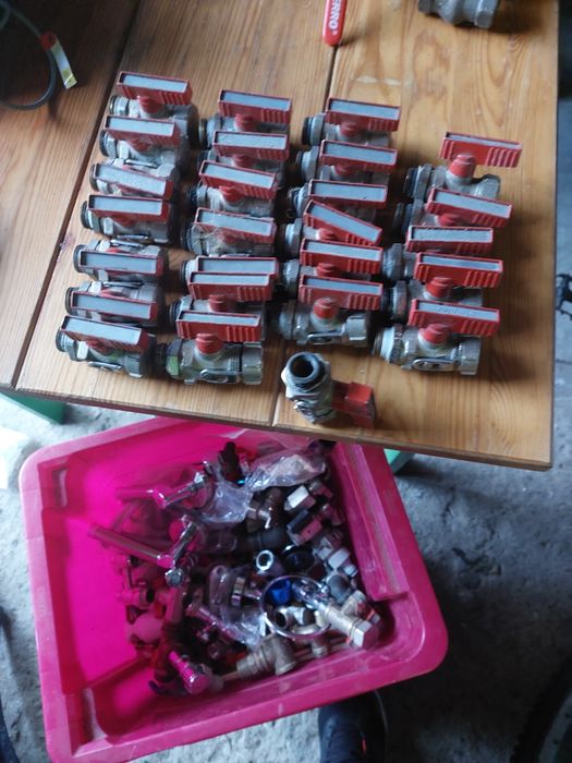 Vând robineți de toate felurile