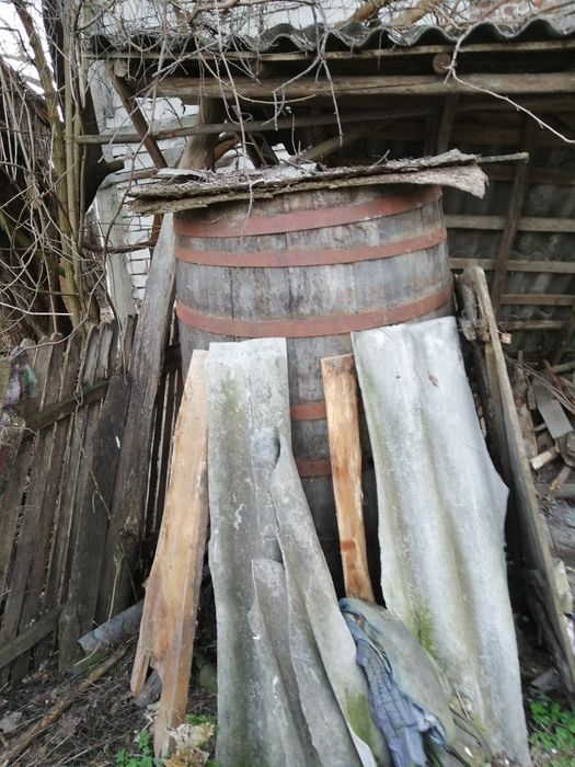 Butoi si butie de vânzare. A fost cărator, are cep la mijloc. Si o damigeana mare de vanzare, cred ca are 50 de litrii.