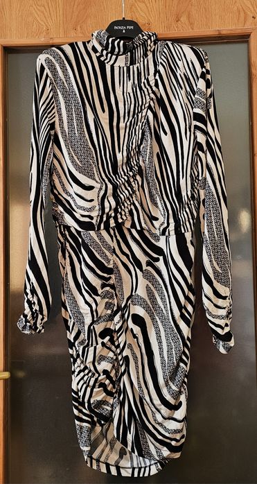 Страхотна рокля от Gestuz с животински принт зебра