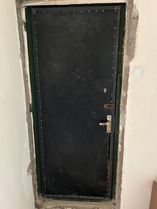 Eshik podyezdan kirish srochna sotiladi 500ming
