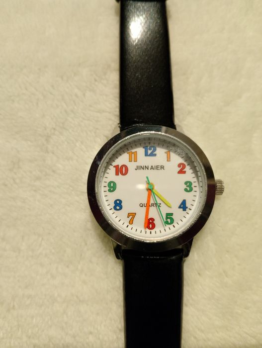 Кварцов часовник с цветен дисплей