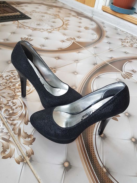 Комплект обувки на ток и малка дамска чанта /портфейл/със брокат.