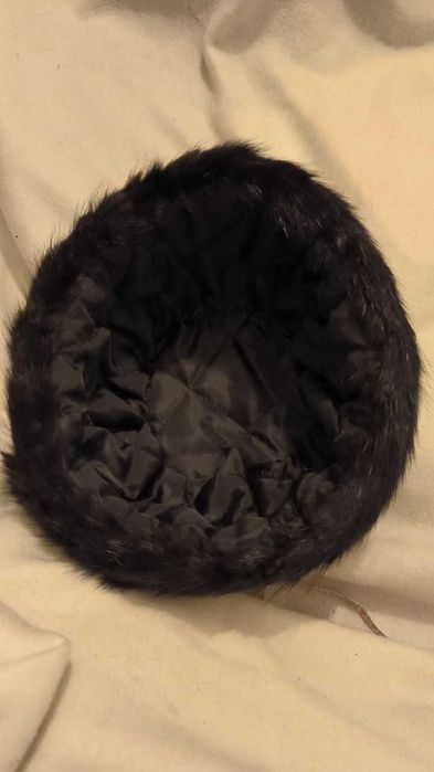 Caciula blana neagra minunata