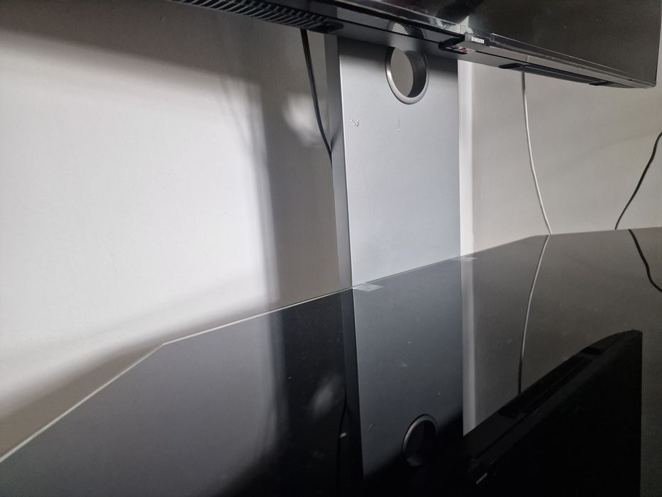 Стъклена стойка за телевизор нова.