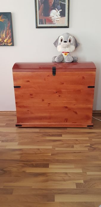 Продавам  скрин (дърво )