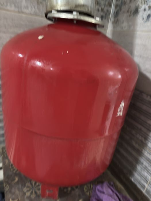 Продам расширительный бачок