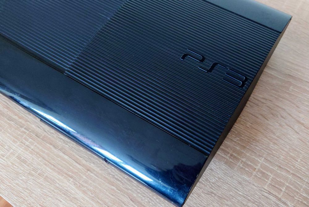 PlayStation 3 Super Slim с 2 джойстика и 40 игри