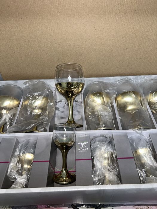 Набор столовых приборов и бокалы