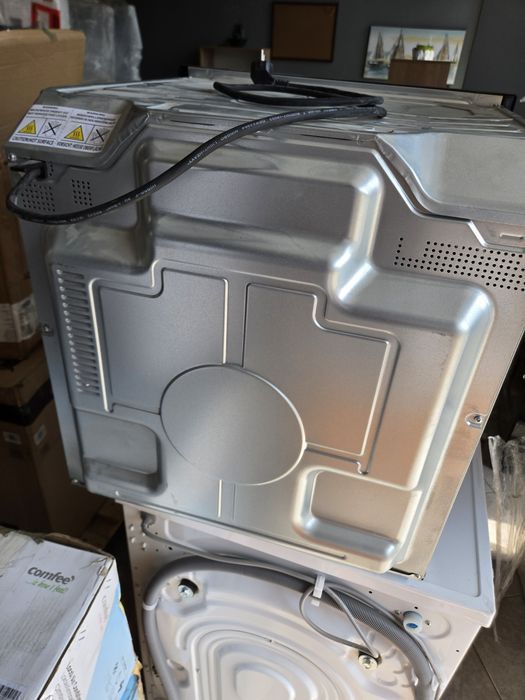 Фурна за вграждане Midea