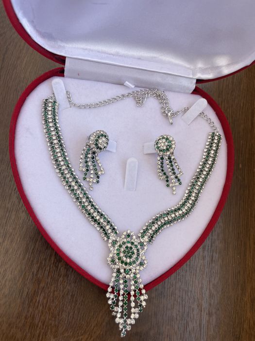 •Нарядный комплект украшений -- серьги и колье