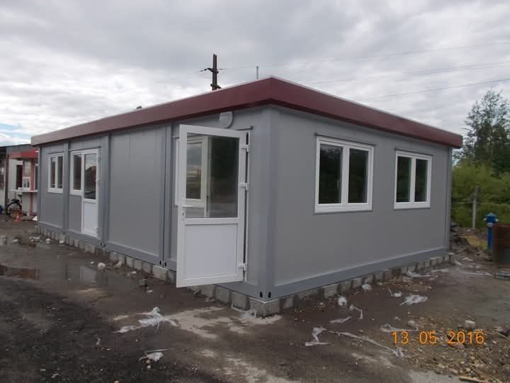 Vând case modulare pe structură metalică învelit cu panouri sandwich