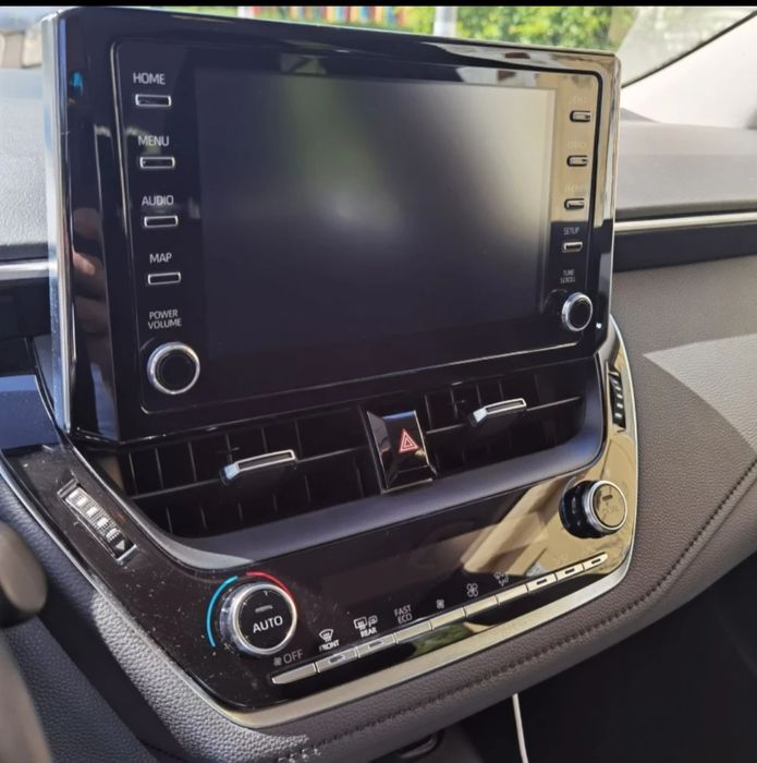 Лек автомобил Toyota Corolla