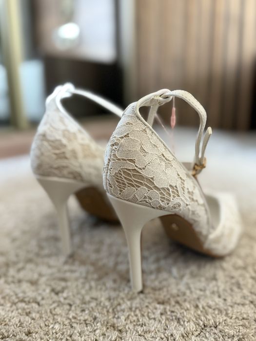 НОВИ бели дантелени обувки на ток DeeZee сватбени