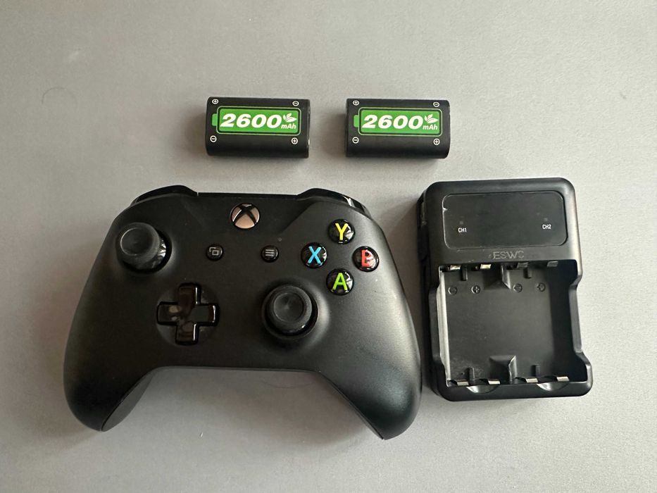 Xbox one controller model 1708 +  2 акумулаторни батерии