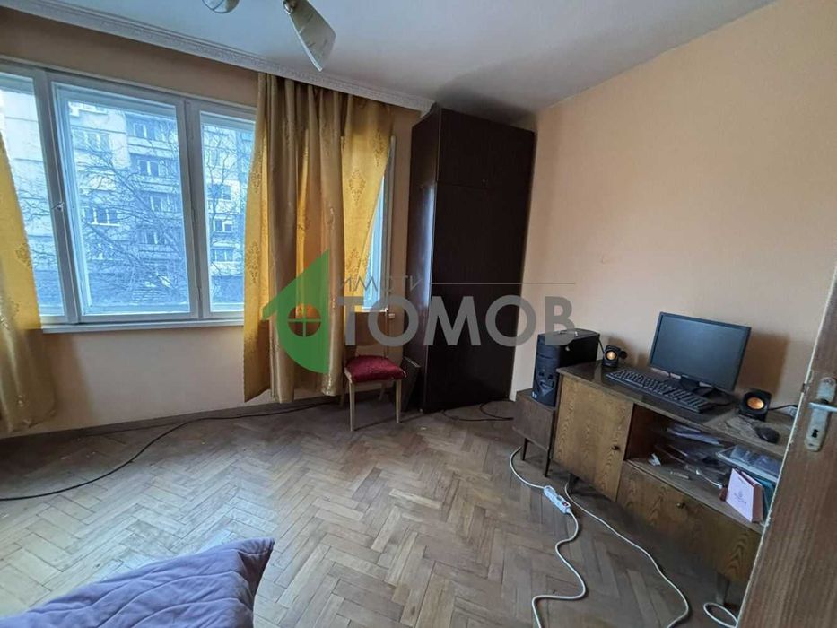 Монолитна къща с двор и гараж в град Чирпан