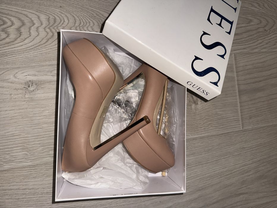 Обувки на висок ток Guess