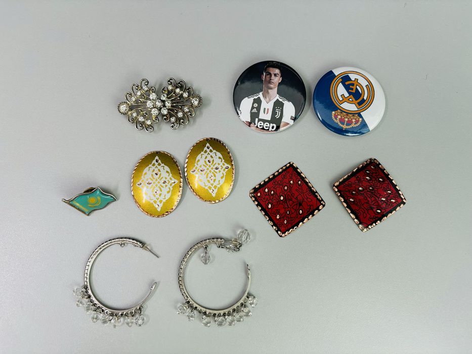 Брошки, сережки, бантики