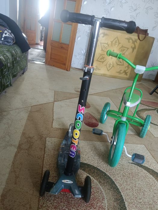 Детский самокат и велосипед