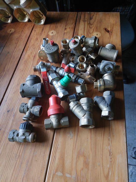 Vând robineți de toate felurile