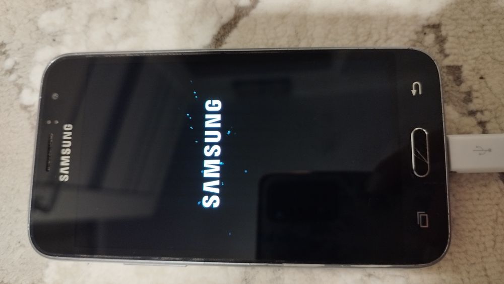 Телефон Samsung galaxy j1