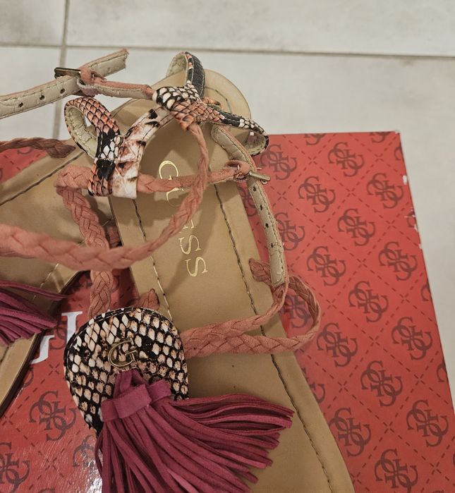 Сандали на Guess