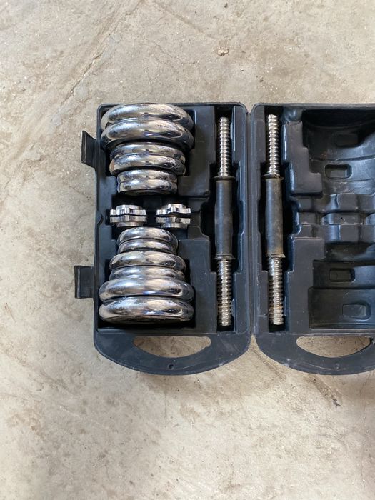 Гантел с съёмными блинами для фитнеса.