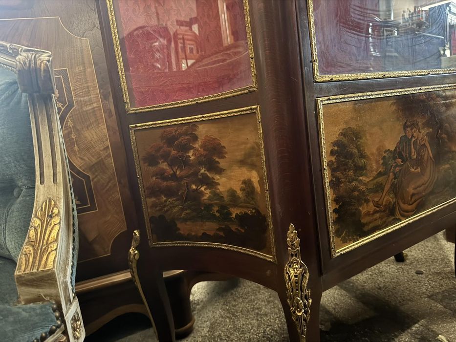 Изящна антикварна витрина