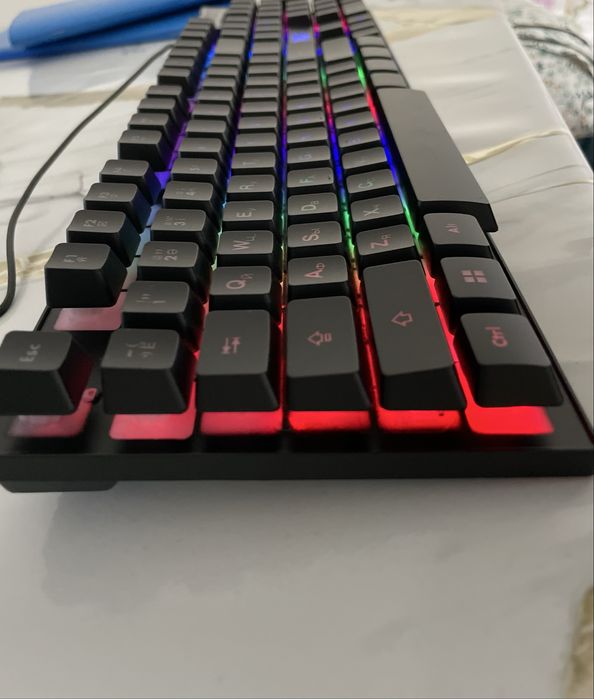 Продаю абсолютно новую игровую клавиатуру в комплекте с мышкой