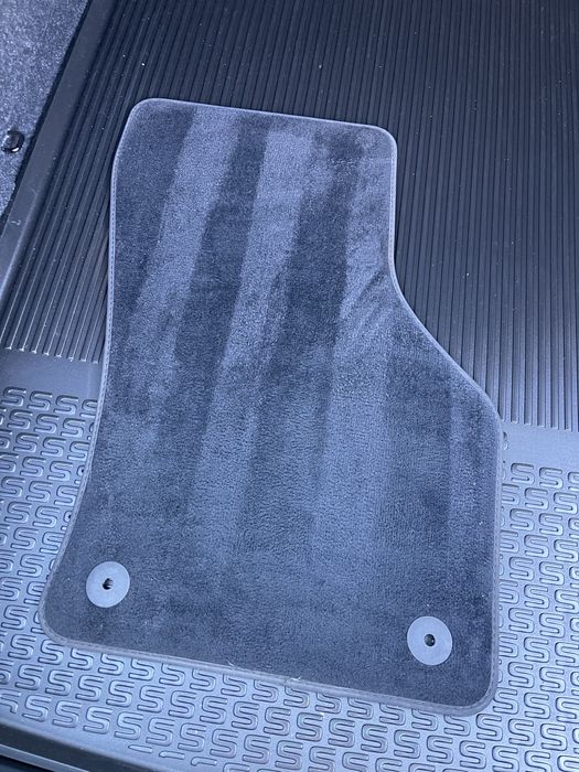 Продавам оригинални задни мокетни стелки за Шкода Супърб