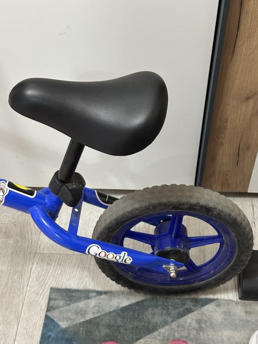 Два велосипеда с педалями и без