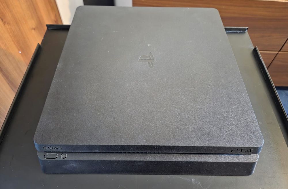 PS4, cu toate componentele necesare  pentru  joc