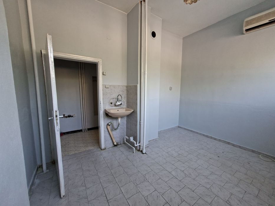 Помещение под наем със санитарен възел.