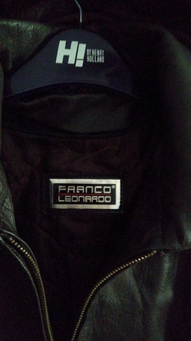 Haina din piele naturală, maro închis (negociabil).