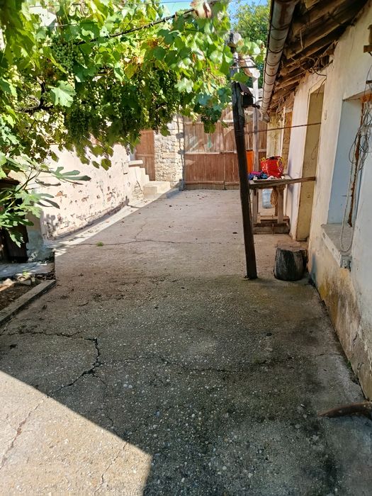 Продава се къща с двор