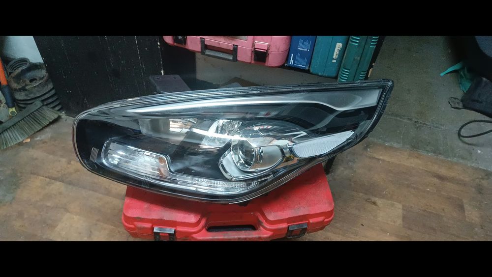 Ляв  фар ксенон Киа Каренс 2015г.