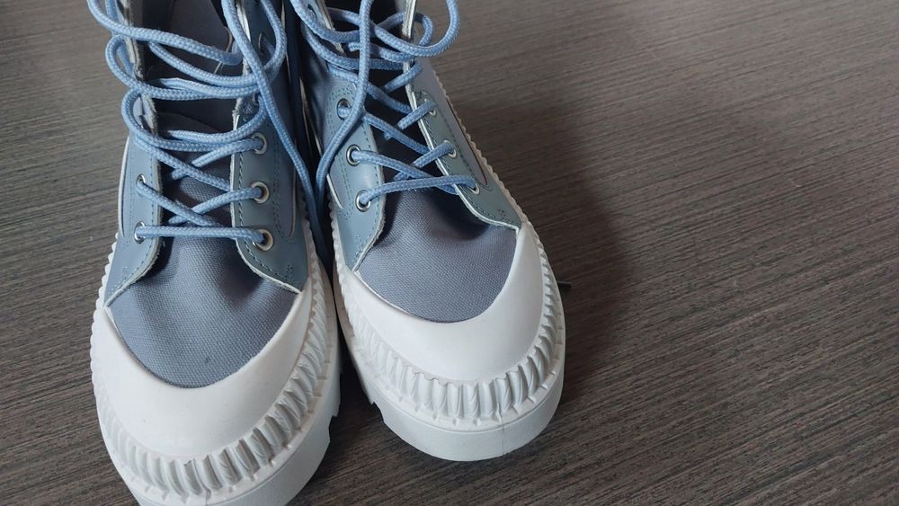 Високи сини кецове