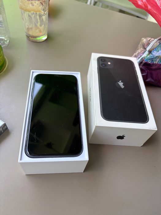 Telefon iphone 11 cu cutie , display necesita inlocuit