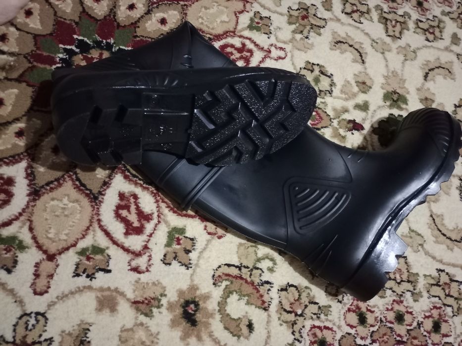 Продам резиновые сапоги 42 размер