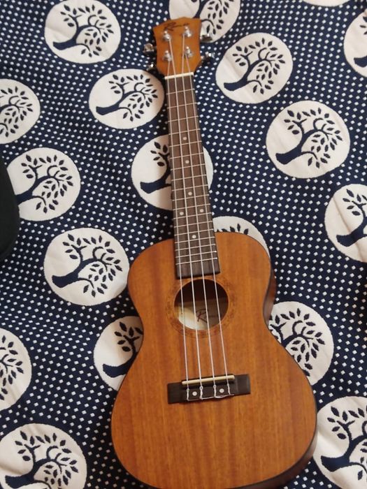 Продам укулеле :)