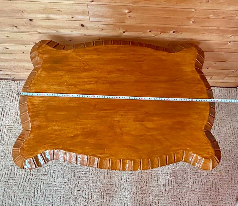 Masă elegantă din lemn masiv – stil clasic, deosebită